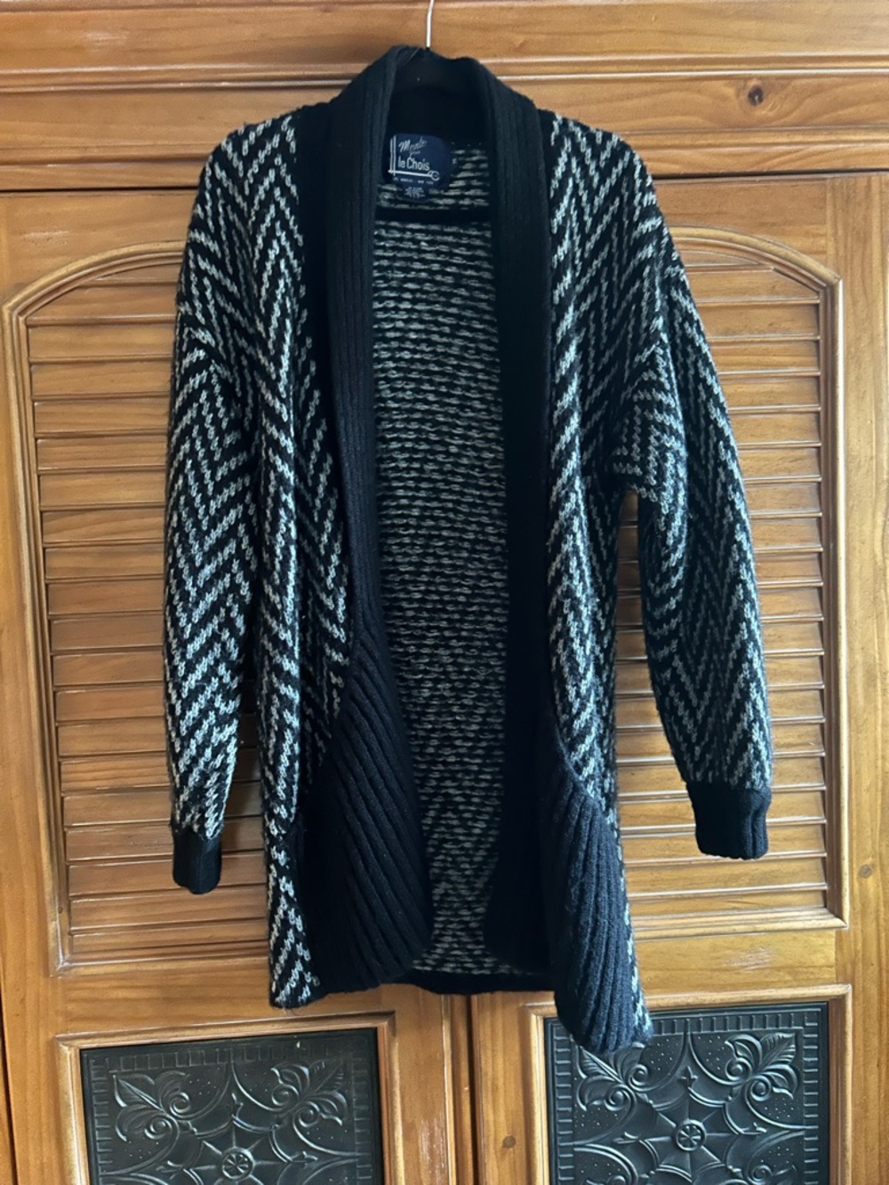 Monto par Le Chois Black and White Open-Front Knit Cardigan